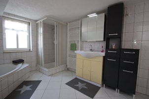 Apartment | Bathroom | Towels