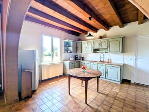 Een koelkast, een microgolfoven, een vaatwasser