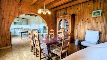 3 bedrooms, WiFi (free), bed sheets