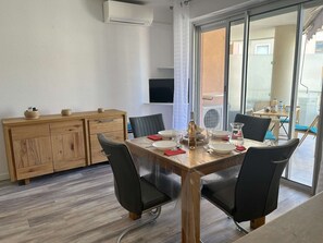 Dining - Seaside Studio in Fréjus: Terrace, AC, 50m to Beach, Near Shops (Fréjus)
