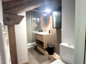 Sèche-cheveux, serviettes fournies