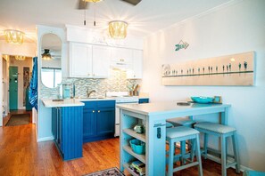 Fridge, oven, stovetop, coffee/tea maker