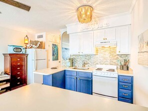 Refrigerador, horno, parrilla de estufa y cafetera y tetera 