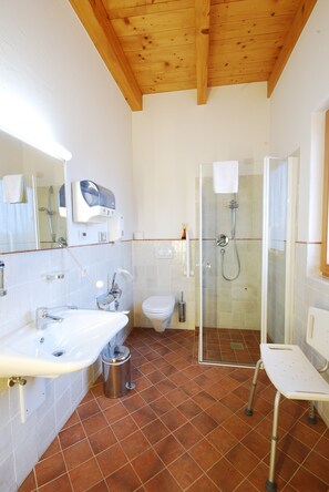 Een douche, een haardroger, een bidet, handdoeken