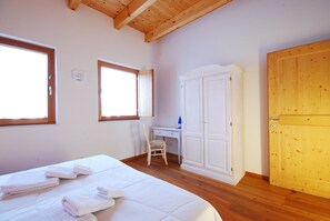 6 bedrooms, desk, free WiFi, bed sheets - Eco-friendly agritourism for a quiet stop 9km from the center of Verona. (Veneto)