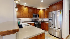 Geladeira, micro-ondas, fogão, cooktop