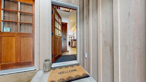 Interior - Off the Cliff Chalet (Sun Peaks)