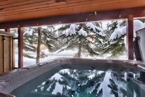 Outdoor spa tub - Off the Cliff Chalet (Sun Peaks)