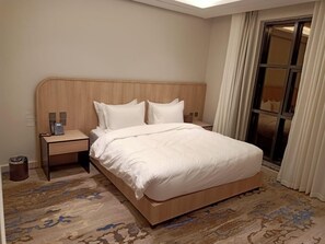 Caja de seguridad en la habitación y tabla de planchar con plancha 