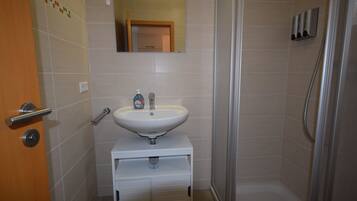 Dusche, Haartrockner, Handtücher, Seife