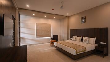 Luksus-suite | Pengeskab på værelset, skrivebord, arbejdsområde til bærbare computere