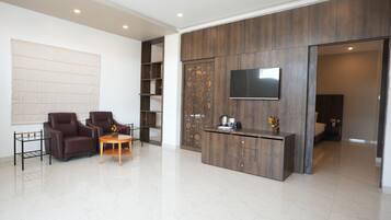 Luxury Suite | In-room safe, desk, laptop workspace, soundproofing