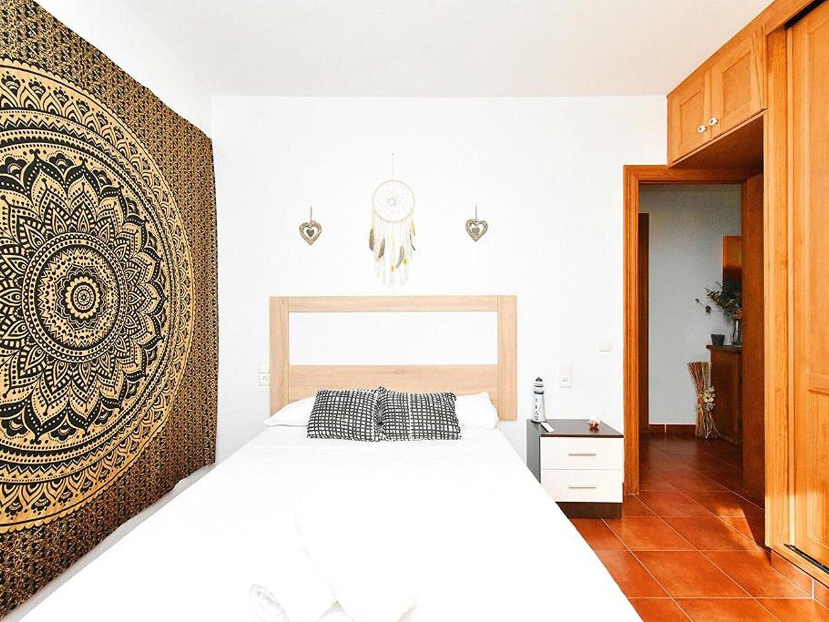 House | 4 bedrooms, individually furnished, iron/ironing board, bed sheets