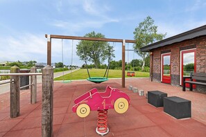 House | Children’s area - Holiday Home in Friesland Near Canal & Lake (Jistrum)