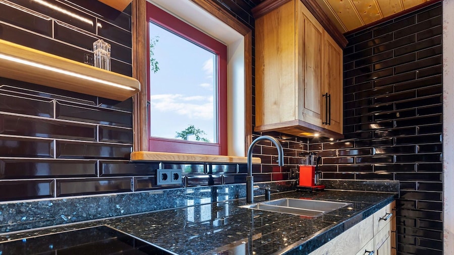 弗里斯兰运河和湖泊附近的度假屋