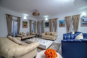 Villa, 5 slaapkamers | Woonruimte | Een 40-inch ledtelevisie met digitale zenders en betaalfilms