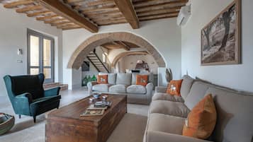 Smart-TV, Kamin, Tischtennisplatte, Bücher