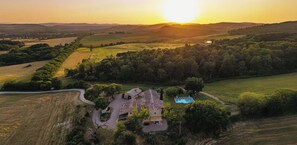 Exterior - Villa Aiale: A Luxurious Tuscan Escape with Modern Comforts and Historic Charm (Buonconvento)