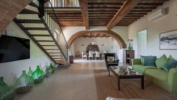 Smart-TV, Kamin, Tischtennisplatte, Bücher