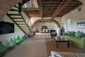 TV connectée, cheminée, table de tennis de table, livres