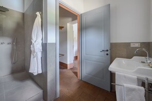 Dusche, Haartrockner, Bidet, Handtücher