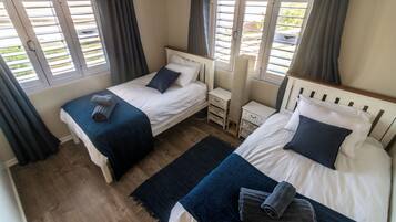 5 chambres, coffres-forts dans les chambres, fer et planche Ă repasser