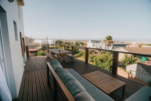 Almost Perfect 4-bedroom house in Jbay. Stunning view & 500m walk to the beach!