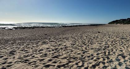 Almost Perfect 4-bedroom house in Jbay. Stunning view & 500m walk to the beach!