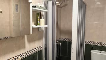 Een douche, een haardroger, handdoeken, zeep
