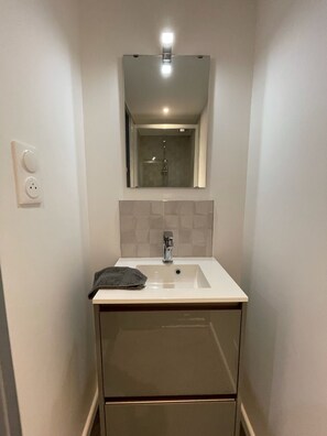 Serviettes fournies, papier toilette