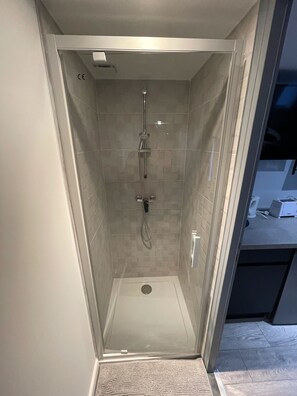 提供毛巾、廁紙