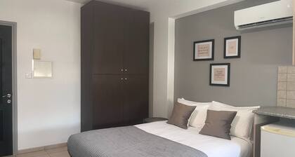 Phaedrus Living: Hoopoe Residencies 204