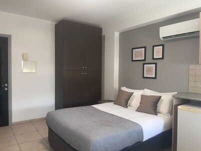 Phaedrus Living: Hoopoe Residencies 204