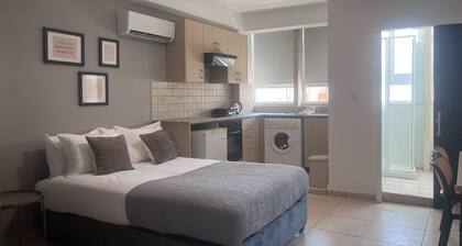 Phaedrus Living: Hoopoe Residencies 204