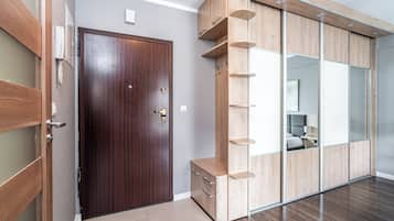 Studio Suite trung tâm thành phố | Khu phòng khách | TV màn hình phẳng 27-inch có truyền hình kỹ thuật số