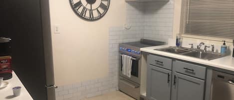 Frigorifero, microonde, forno, piano cottura