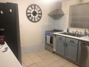 Fridge, microwave, oven, stovetop - Small Cozy Home (Beverly Hills)