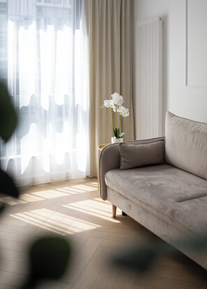 City appartement, balkon | Woonkamer | Een 27-inch flatscreentelevisie met digitale zenders