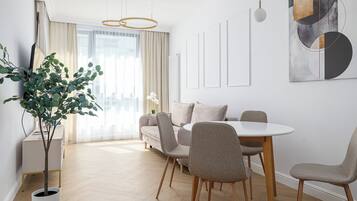 Departamento urbano, balcón | Sala de estar | Televisión de pantalla plana de 27 pulgadas con canales digitales