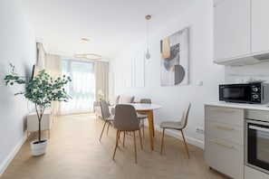City appartement, balkon | Woonkamer | Een 27-inch flatscreentelevisie met digitale zenders
