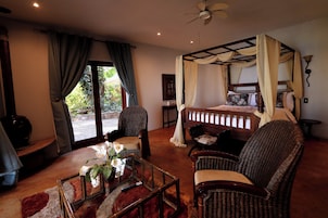 Suíte estúdio luxo, vista para o lago | Roupas de cama premium, edredons de pluma, camas Select Comfort