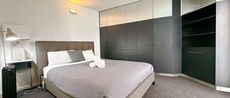 2 habitaciones, tabla de planchar con plancha, cuna de viaje y wifi