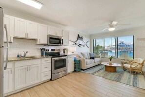 Køleskab, mikrobølgeovn, ovn, kogeplade