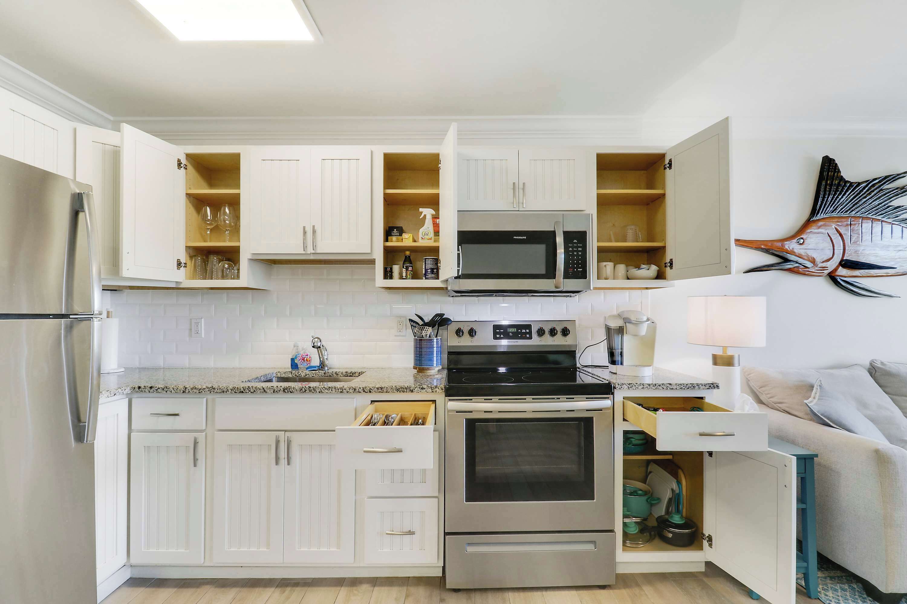 Een koelkast, een magnetron, een oven, een kookplaat