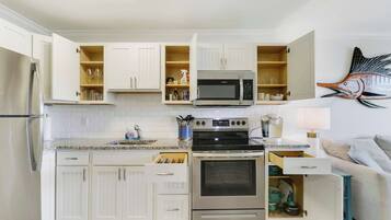 Een koelkast, een magnetron, een oven, een kookplaat