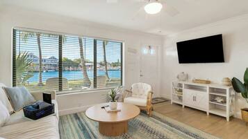 Een televisie en een kantoor