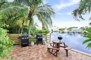 Outdoor dining - Sailfish Suites 5 - Waterfront Lodging (Stuart)