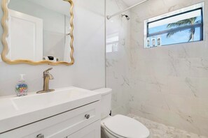 Shower, hair dryer, towels, shampoo - Sailfish Suites 7 - Waterfront Lodging (Stuart)