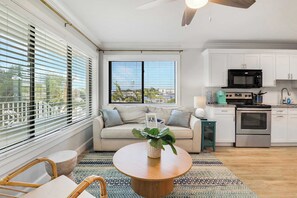 Een koelkast, een microgolfoven, een oven