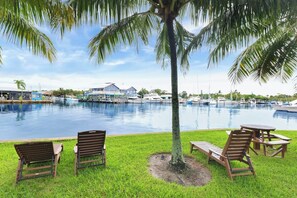 Outdoor dining - Sailfish Suites 7 - Waterfront Lodging (Stuart)